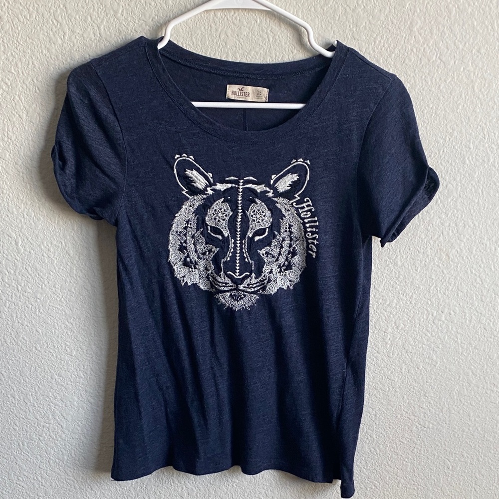 Hollister Womens Dark Blue Tee with Stitched Tiger Design